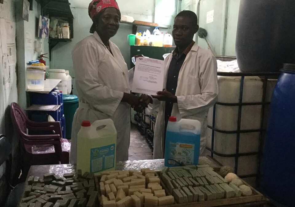 Tchad : En retraite et présidente d’une Cooperative féminine, elle décide d’entreprendre dans le domaine des Savons et détergent